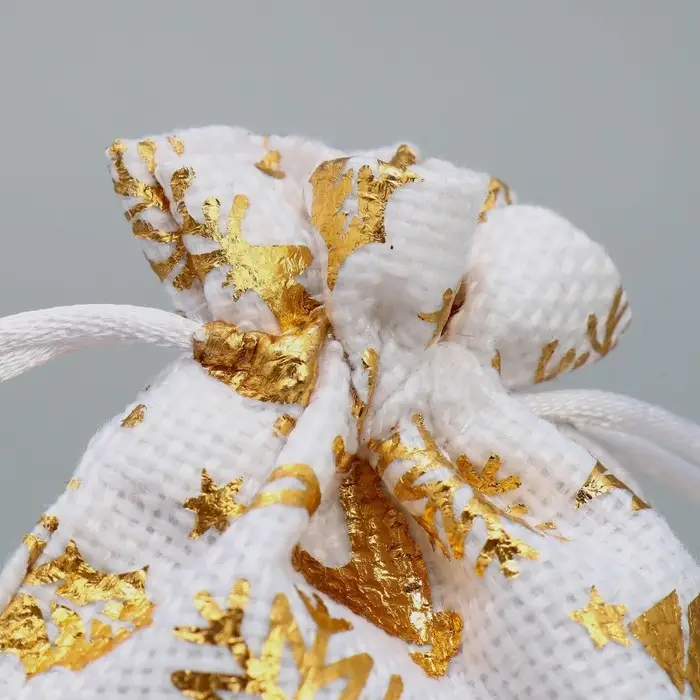 Мешочек подарочный холща «Золотая метель», тиснение, 10 х 12 см +/- 1.5 см Мешочек подарочный холща «Золотая метель», тиснение, 10 х 12 см +/- 1.5 см