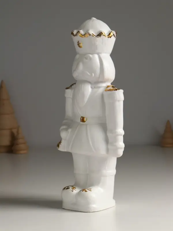 Фигура "Щелкунчик" 24х10х7,5 см, белый с позолотой