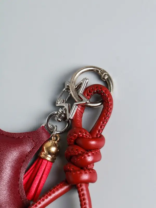 Брелок на карабине кожзам  Брелок на карабине кожзам "Терьер" с узлом, винный 14х8х1,2 см