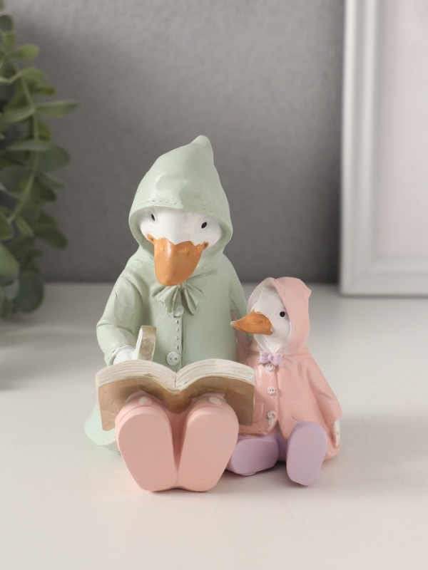 Сувенир полистоун Сувенир полистоун "Утка с утёнком в дождевиках читают книгу" 9х8,5х11 см