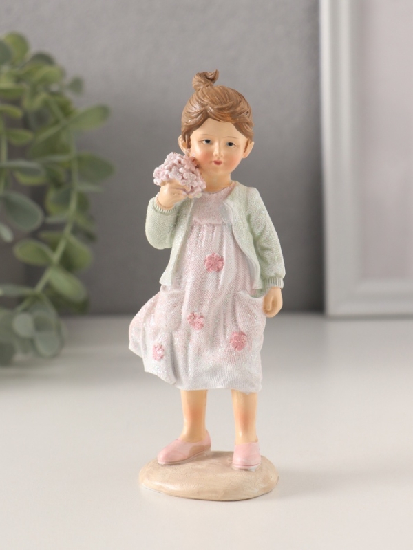 Сувенир полистоун Сувенир полистоун "Малышка в розовом платье и зелёной кофточке, с букетиком" 5х4х12,5 см