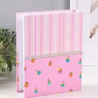 Фотоальбом 200 фото 10X15см, "Три пуговки", розовый, ПП карм. Фотоальбом 200 фото 10X15см, "Три пуговки", розовый, ПП карм.