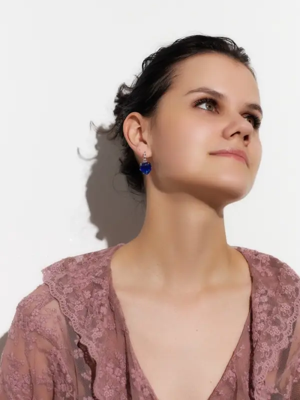 Серьги со стразами &laquo;Сердце&raquo;, мерцание, синие в серебре