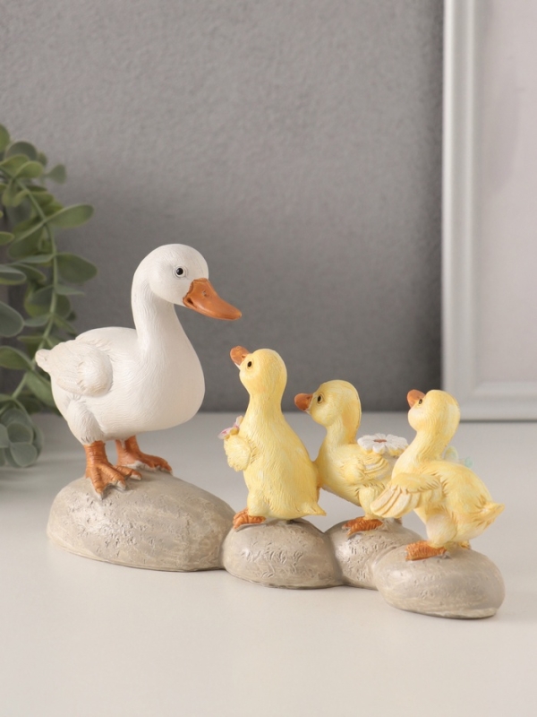Сувенир полистоун Сувенир полистоун "Уточка с утятами на камешках" 21х6,5х11 см