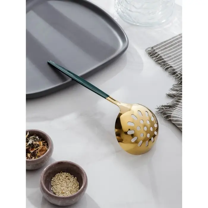 Шумовка из нержавеющей стали Magistro «Грэйс», h=24,5 см, цвет ручки зелёный, цвет головы золотой Шумовка из нержавеющей стали Magistro «Грэйс», h=24,5 см, цвет ручки зелёный, цвет головы золотой