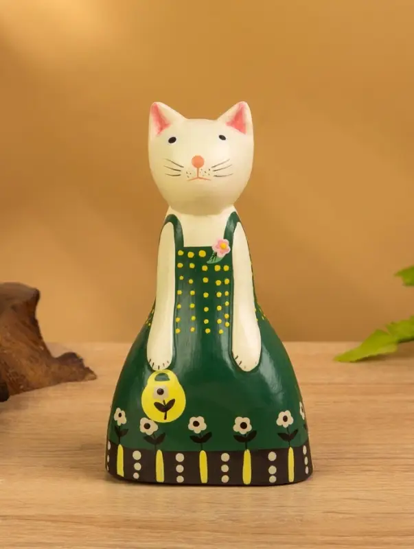 Сувенир дерево "Белая кошка в зелёном платье" 9х5х15,5 см