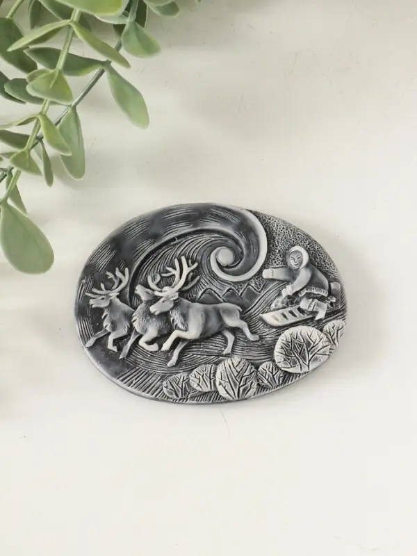 Магнит Магнит "Погонщик оленей на фоне северного сияния (барельеф)" 6 см