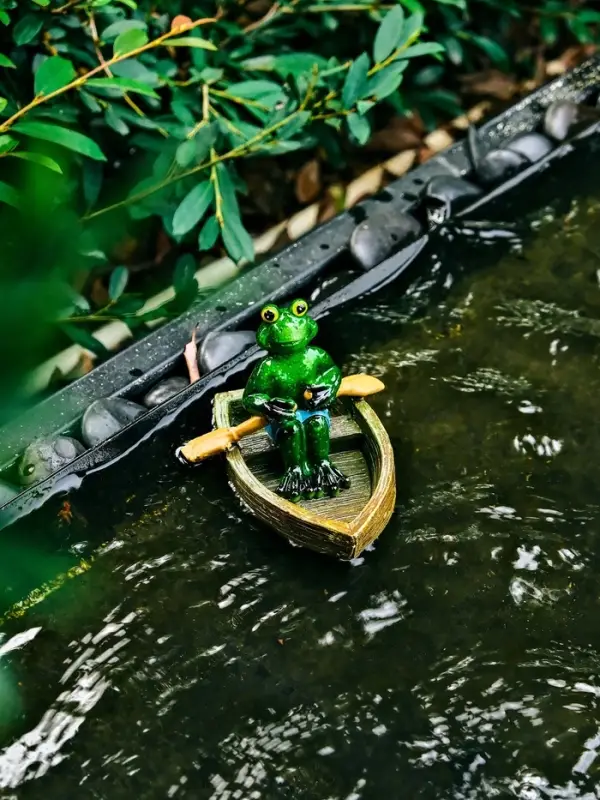 Садовая фигура из полистоуна &laquo;Лягушка в лодке&raquo;, 14&times;13&times;9.5 см, плавающая
