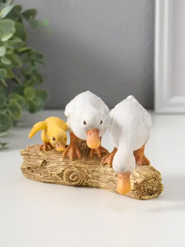 Сувенир полистоун "Утята на брёвнышке" 8,5 см