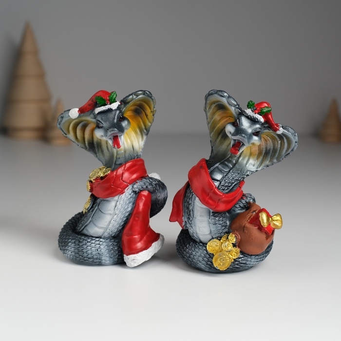 Сувенир полистоун Сувенир полистоун "Змея тёмная в красной шапке и шарфике с монетками" МИКС 6,2х4,7х9 см