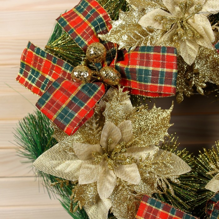 Венок новогодний d-30 см  Венок новогодний d-30 см "Яркая сказка" банты с ягодами цветы