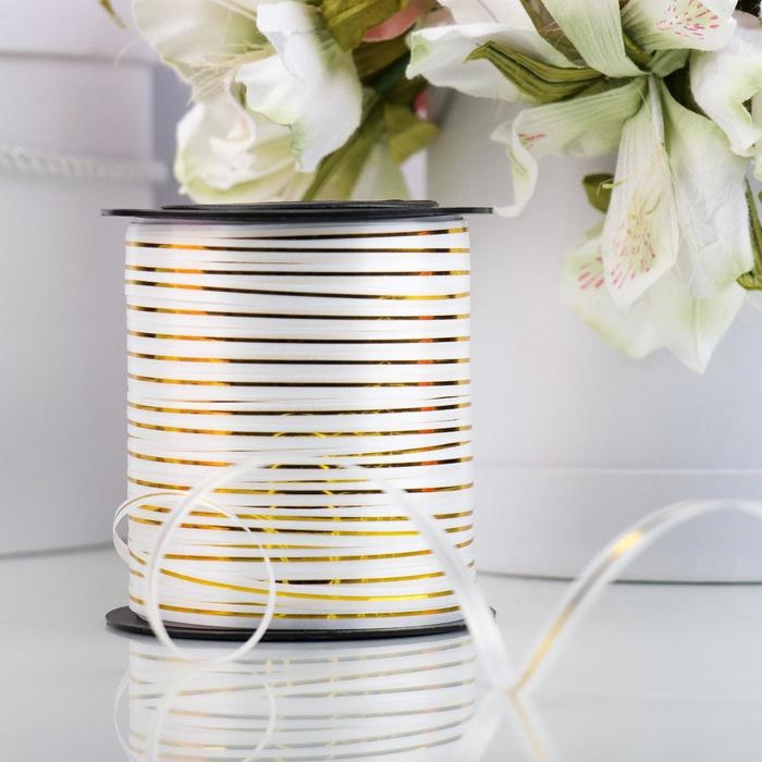 Лента упаковочная, белая с золотой полосой, 5 мм х 225 м Лента упаковочная, белая с золотой полосой, 5 мм х 225 м