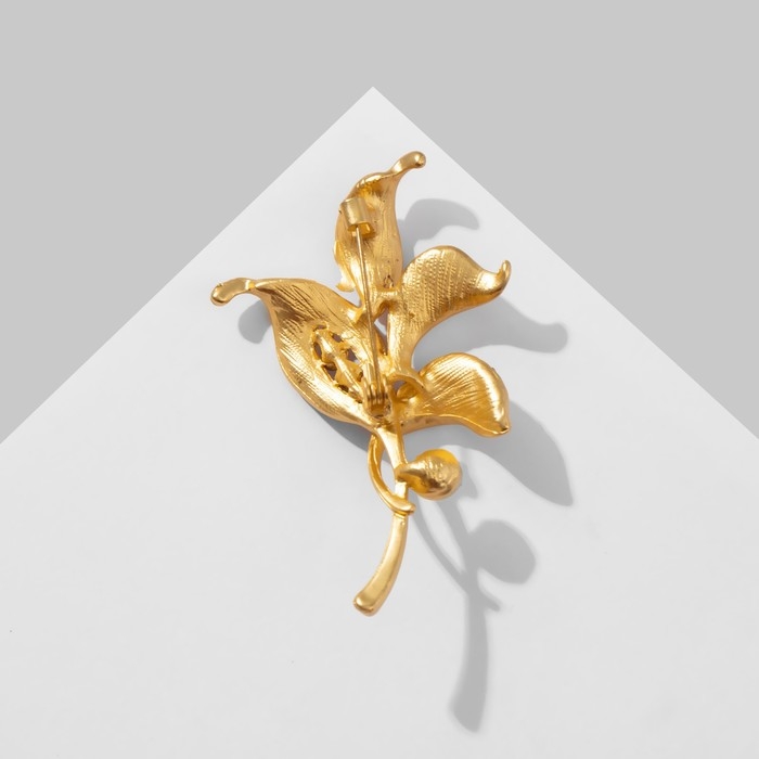 Брошь «Листья», цвет радужно-красный в матовом золоте Брошь «Листья», цвет радужно-красный в матовом золоте