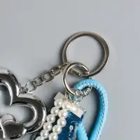 Брелок на карабине с джинс. ремешком "Сердце и нить жемчуга" бусины d=0,5 см 18х4,8х2 см Брелок на карабине с джинс. ремешком "Сердце и нить жемчуга" бусины d=0,5 см 18х4,8х2 см