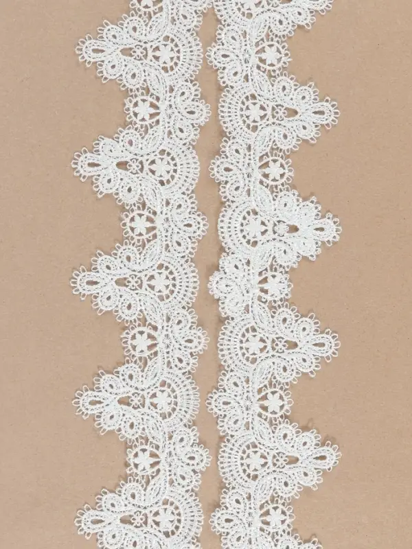 Кружево гипюровое, 55 мм, 6.8&plusmn;0.5 м, белое