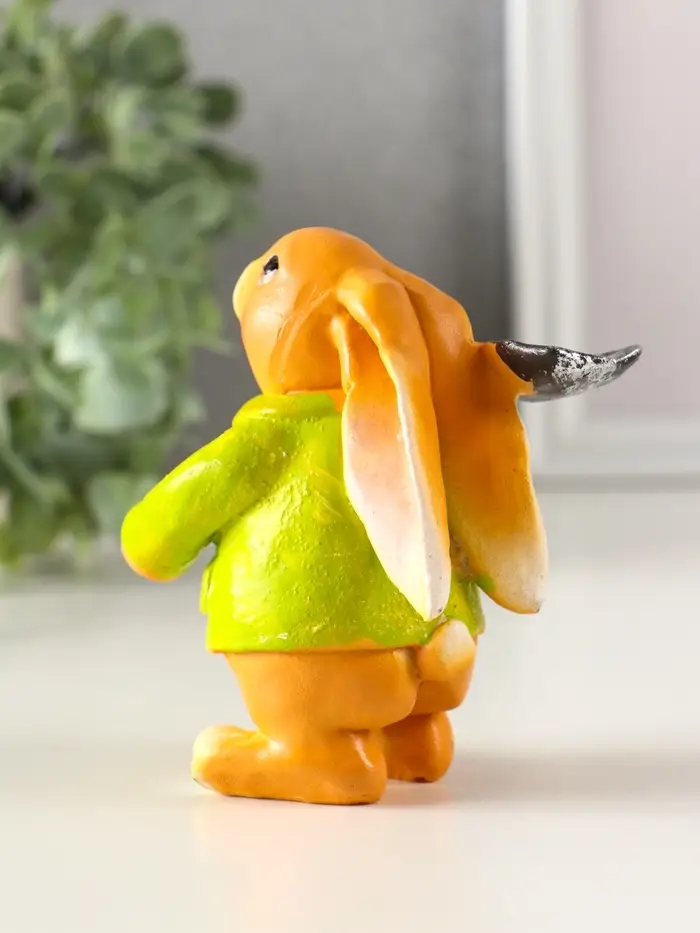 Сувенир полистоун "Зайчик с лопатой, в зелёном пальто" 6х7,5х9,5 см Сувенир полистоун "Зайчик с лопатой, в зелёном пальто" 6х7,5х9,5 см