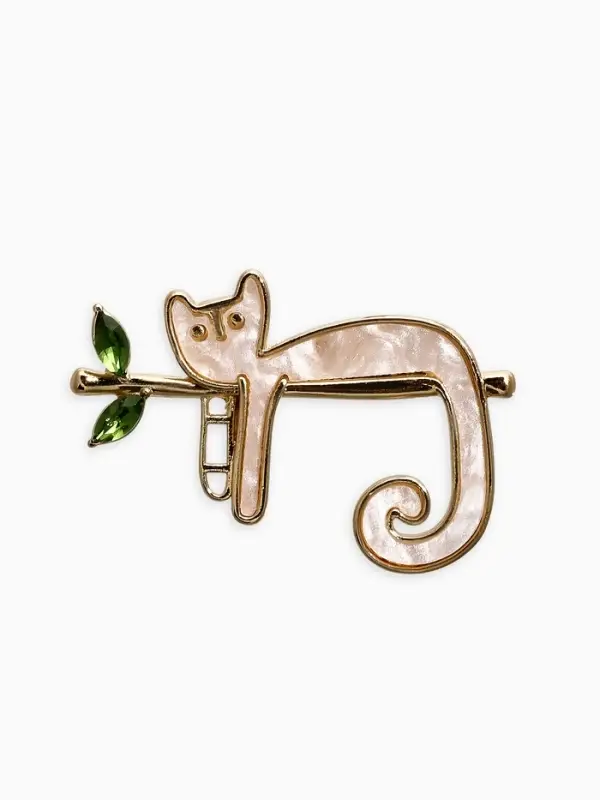 Брошь перламутровый "Котёнок" на ветке, цвет белый в золоте