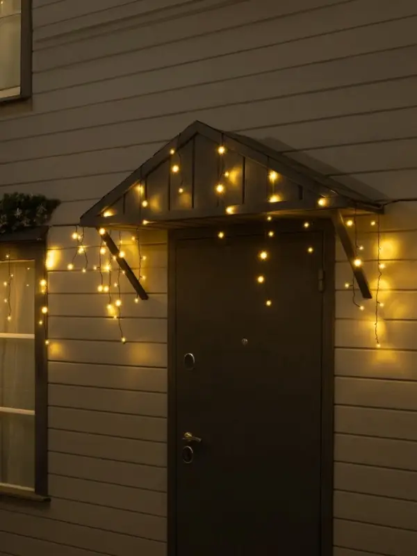 Гирлянда &laquo;Бахрома&raquo; 50&times;0.7 м, IP44, УМС, тёмная нить, 900 LED, свечение тёплое белое, 220 В
