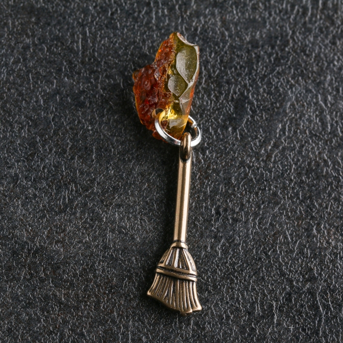 Брелок талисман  Брелок талисман "Метла денежная", латунь, янтарь