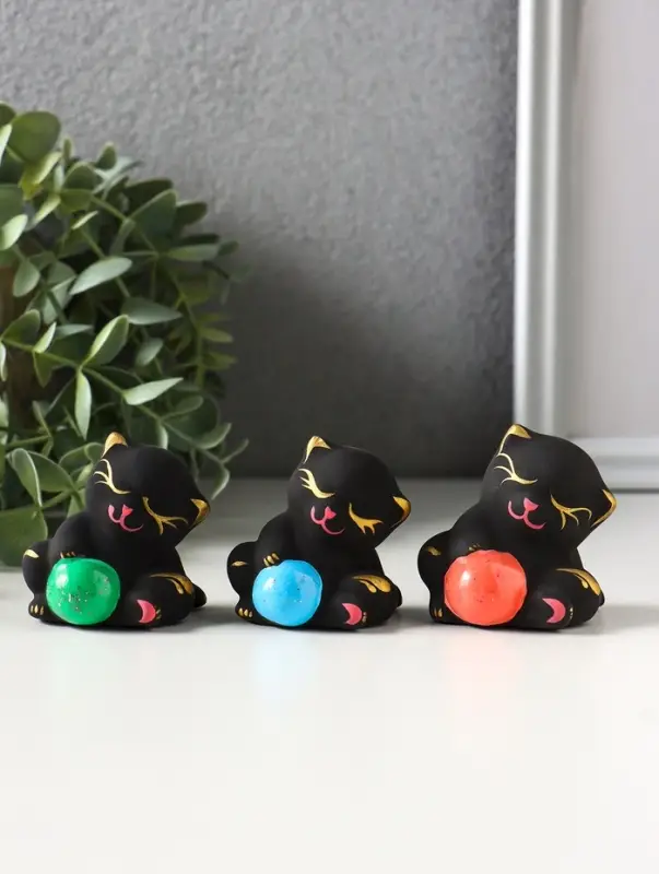 Фигура керамика &laquo;Котик с мячом&raquo;, 5.5 см, чёрный, МИКС