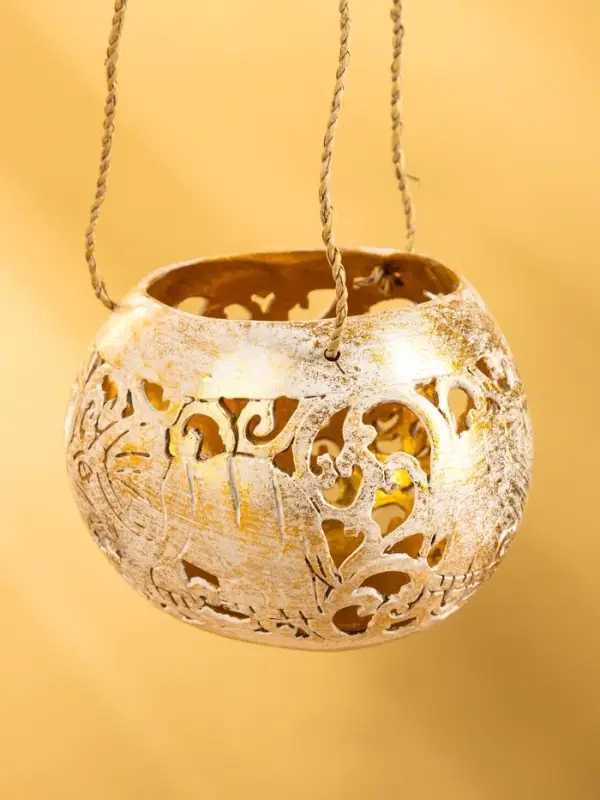 Подсвечник подвесной из кокоса, 9-11 см, бело-золотой Подсвечник подвесной из кокоса, 9-11 см, бело-золотой