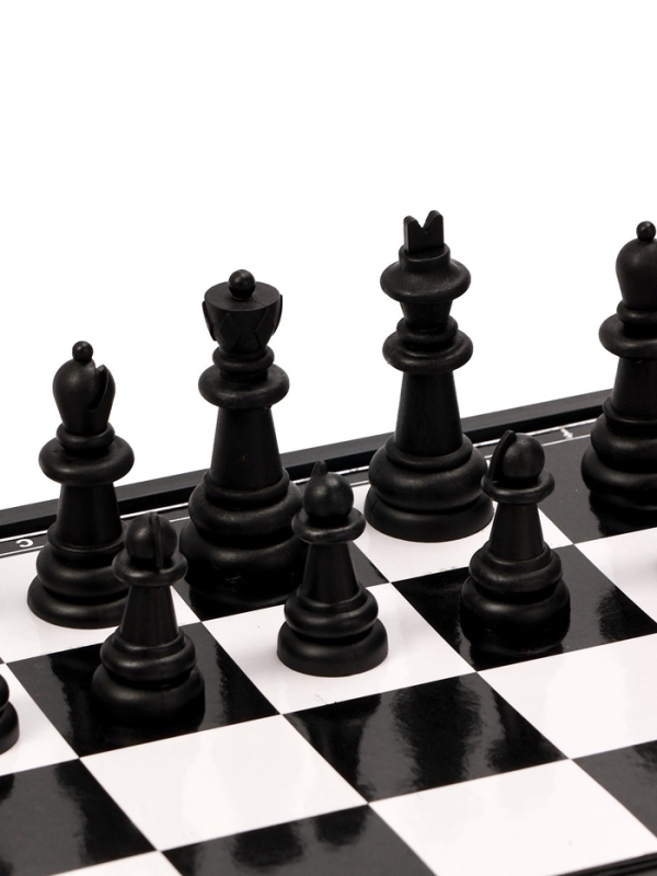 Шахматы 31 х 31 см, король h-5.8 см, d-2.3 см, доска и фигуры пластик Шахматы 31 х 31 см, король h-5.8 см, d-2.3 см, доска и фигуры пластик