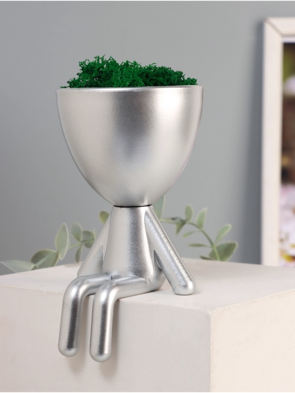 Кашпо пластиковое "Мистер Грин сидит" 13*9*7,3 см серебро