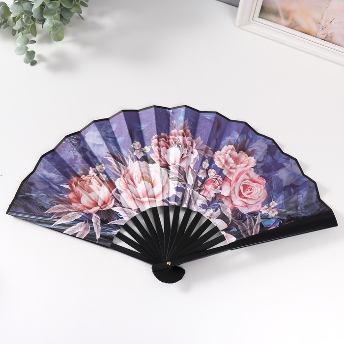 Веер пластик, текстиль h=26,5 см  Веер пластик, текстиль h=26,5 см "Крупные розы на синем фоне"