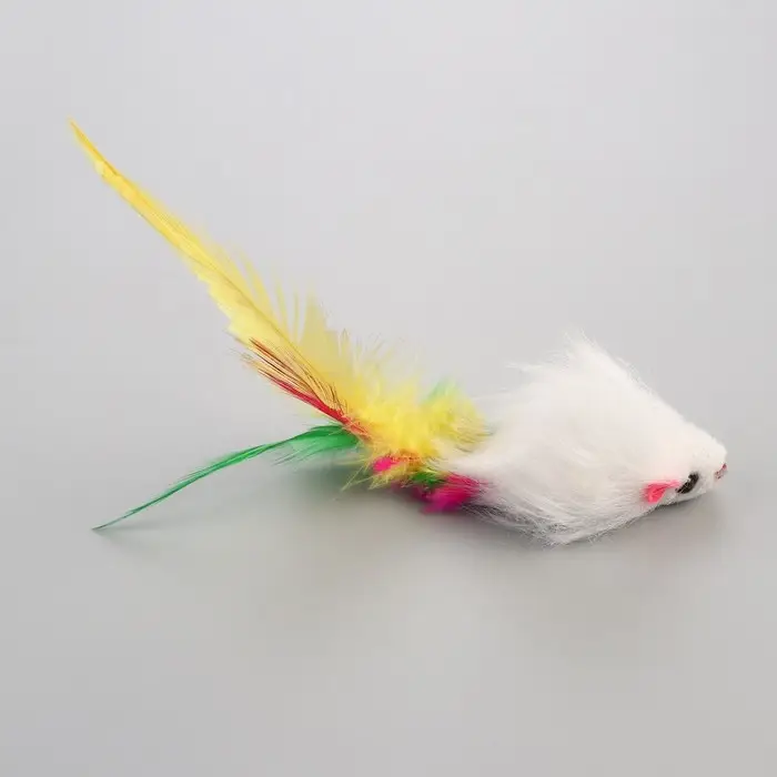 Мышь меховая однотонная с перьями 6,5 см, белая Мышь меховая однотонная с перьями 6,5 см, белая