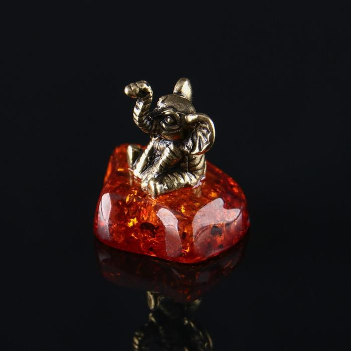 Сувенир Сувенир "Слоник с хоботом вверх", латунь, янтарная смола, 1,5х1,2х1,0 см