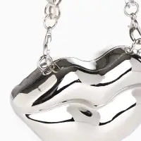 Сумка мини-клатч на магните, в форме губ, жёсткий корпус, на длинной цепочке, серебристая