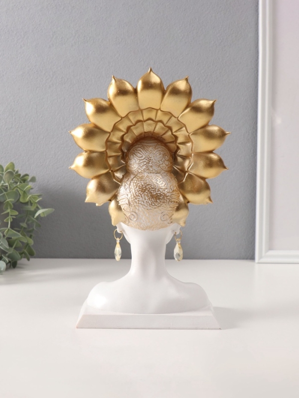 Сувенир полистоун бюст Сувенир полистоун бюст "Девушка с золотой георгиной-короной" белый 8,6х17х26,6 см