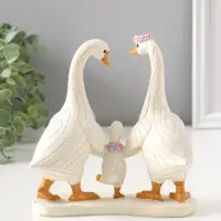 Сувенир полистоун "Семейство лапчатых гусей, с цветочными венками" 16,5 см