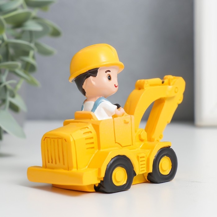 Сувенир полистоун  Сувенир полистоун "Малыш-строитель на экскаваторе" 7,5х4х7,7 см