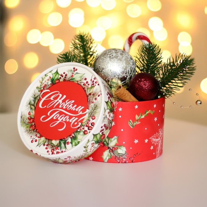 Новый год. Коробка подарочная новогодняя для макарун тубус без окна Новый год. Коробка подарочная новогодняя для макарун тубус без окна "Листья", 13 х 8,5 см.