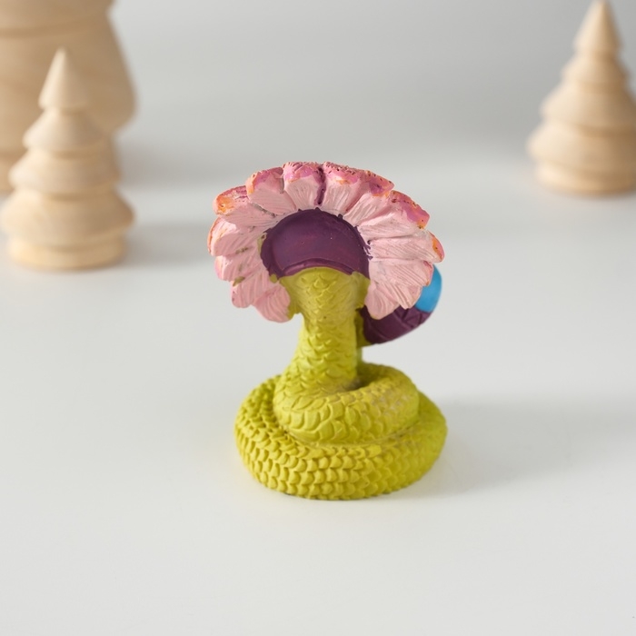 Сувенир полистоун Сувенир полистоун "Змея-индеец с маракасом" 4,6х6 см