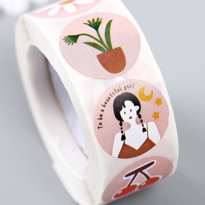 Наклейка бумага "День красавицы" d=2,5 см 500 шт в рулоне 3х6,5х6,5 см