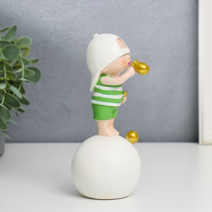 Сувенир полистоун  Сувенир полистоун "Малыш в белой бейсболке, с золотым пузырём на шаре" 16х7х8 см