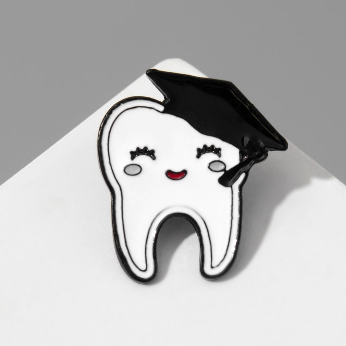 Значок «Зуб» в академической шапочке, цвет чёрно-белый в чёрном металле Значок «Зуб» в академической шапочке, цвет чёрно-белый в чёрном металле