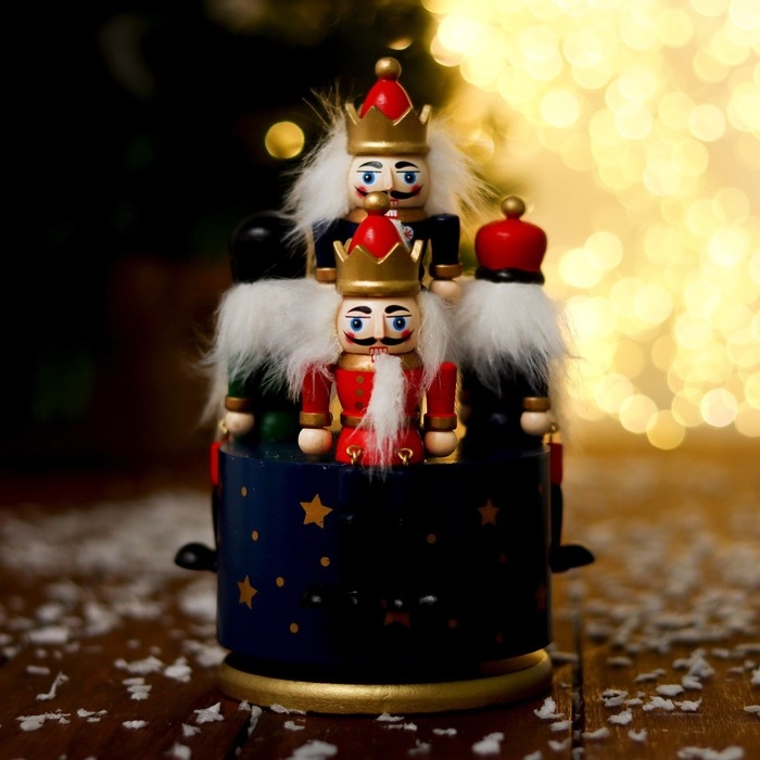 Новогодний сувенир «Карусель щелкунчики» 11 × 11 × 19 см, МИКС Новогодний сувенир «Карусель щелкунчики» 11 × 11 × 19 см, МИКС
