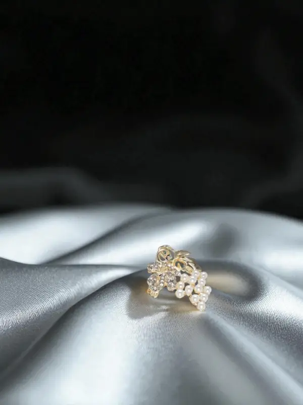 Брошь &laquo;Виноград&raquo;, мини, белая в золоте