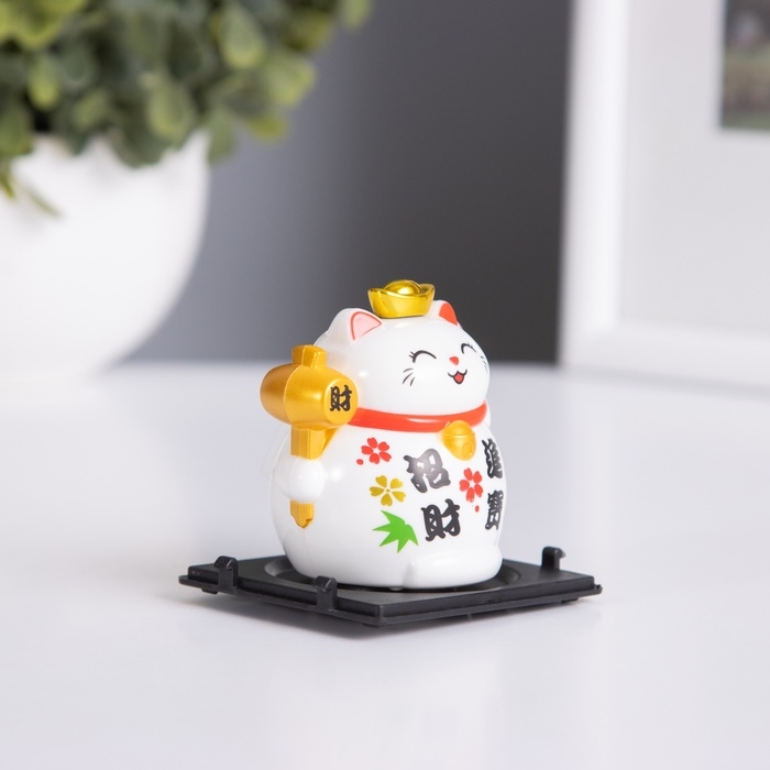 Маятник пластик Маятник пластик "Белый Манэки-нэко со слитком Ямб на голове" 5х5х6 см