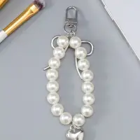 Брелок на карабине "Жемчужная нить с сердцем и бантом" серебристо-белый 13х3х1 см