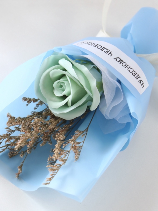 Букет из мыльных лепестков Букет из мыльных лепестков "Роза подарочная в коробке" голубой 8,6х8,6х18,5 см