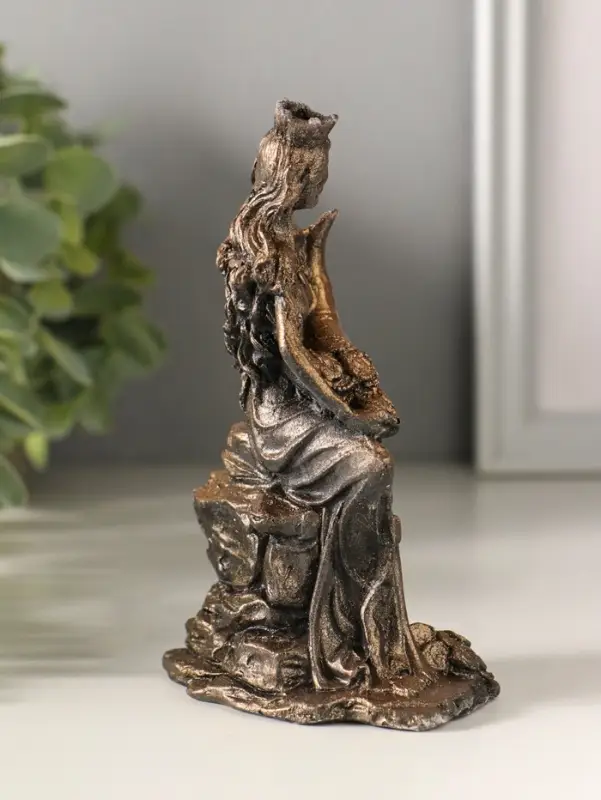 Статуэтка "Богиня с рогом изобилия" 13х8х4 см, бронза винтаж