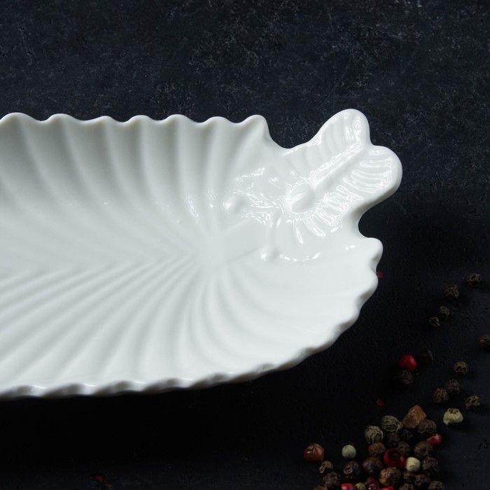 Блюдо «Лист», 35×10×2,5 см, цвет белый Блюдо «Лист», 35×10×2,5 см, цвет белый