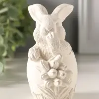 Статуэтка "Заяц пасхальный с букетом" 11х6 см