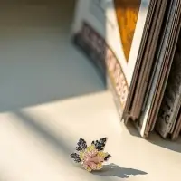 Брошь &laquo;Листья&raquo;, три кленовых, цветная в золоте