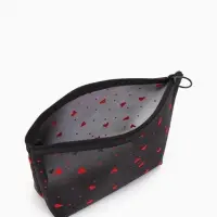 Косметичка дор Сердца, сетка 17*6,5*13,5, отд на молнии, черный Косметичка дор Сердца, сетка 17*6,5*13,5, отд на молнии, черный
