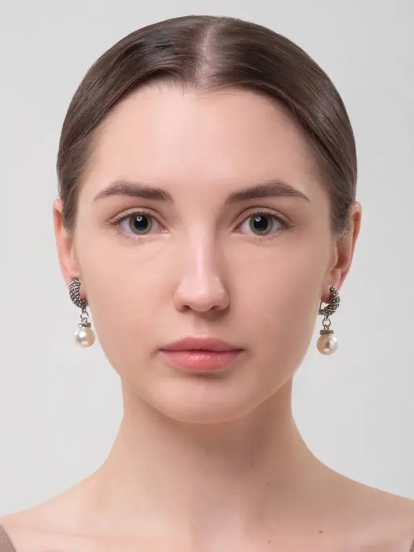 Клипсы &laquo;Грейс&raquo;, диагональ бусин, белая в чернёном серебре